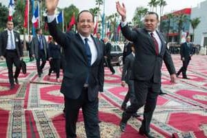 François Hollande accueilli par le roi Mohammed VI, le 3 avril à Rabat. © Bertrand Langlois/AFP