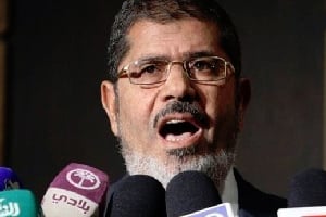 Les critiques accusent Mohamed Morsi de faire plus pour la cause des Frères musulmans que pour améliorer le quotidien des populations. © AFP