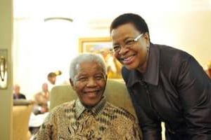 Nelson Mandela va mieux, selon son épouse Graça Machel. © AFP