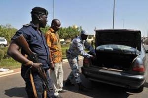 Des policiers fouillent une voiture, à Bamako, le 17 janvier 2013. © AFP