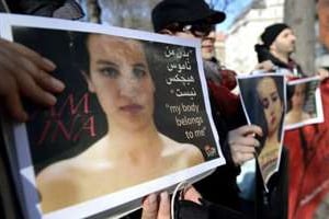 Manifestation devant l’ambasse de Tunisie à Stockholm, le 4 avril. © AFP