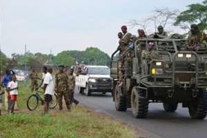 Des rebelles Séléka en patrouille le 1er avril 2013 à Berengo. © AFP