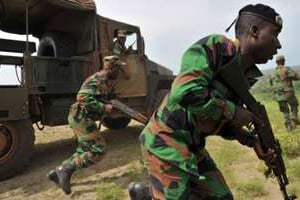 Des soldats ivoiriens participent à des exercices militaires franco-ivoiriens, le 6 avril 2013. © AFP