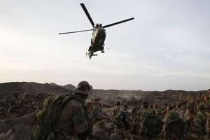 Un hélicoptère atterrit près de soldats français le 17 mars 2013 dans l’Adrar des Ifoghas. © AFP