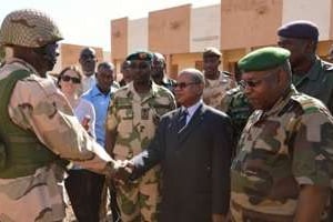 Diango Cissoko, salue des troupes le 19 janvier 2013 à Bamako. © AFP