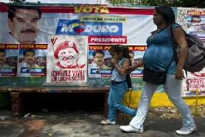 Affiches électorales de Nicolas Maduro, dauphin d’Hugo Chavez, à Caracas, le 13 avril 2013. © AFP/Raul Arboleda