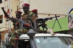 Des rebelles armés du Séléka à Bangui le 30 mars 2013. © AFP