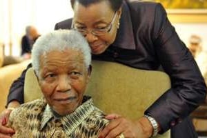 Nelson Mandela ‘va bien’ après sa sortie de l’hopital, selon son épouse Graça Machel. © AFP