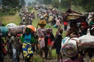 Des civils fuyant les combats près de Goma en novembre 2012. © Reuters