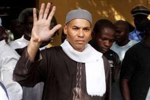 Karim Wade lors de son arrestation, le 15 avril 2013 à Dakar. © AFP