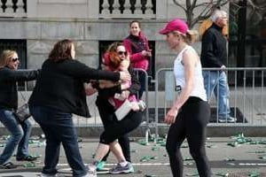 Des participantes au marathon peu après les explosions le 15 avril 2013 à Boston. © AFP