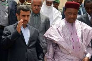 Les présidents iranien Ahmadinejad et nigérien Issoufou, le 16 avril 2013 à Niamey. © AFP