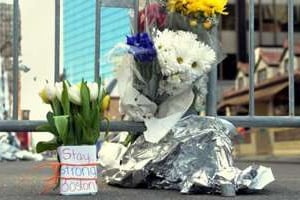 Des fleurs en hommage aux victimes, le 16 avril 2013 sur le lieu des attentats de Boston. © AFP