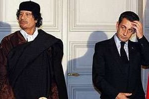 Mouammar Kaddafi et Nicolas Sarkozy, à l’Élysée, en 2007. © AFP