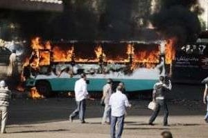Un bus incendié lors de heurts au Caire, le 19 avril 2013. © AFP