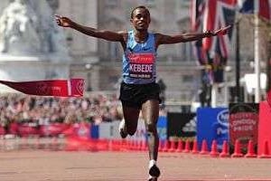 Kebede coupe la ligne d’arrivée du marathon de Londres en vainqueur, le 21 avril 2013. © AFP