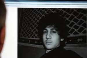 Un homme devant une photo de Djokhar Tsarnaev postée sur le réseau VKontakte, à Moscou. © AFP