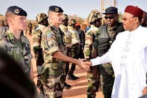 Visite du président Issoufou, le 22 janvier, sur une base militaire au nord de Niamey. © AFP