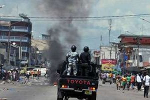 Des policiers dispersent des partisans de Cisse Bacongo, un candidat à Koumassi, le 22 avril. © Issouf Sanogo/AFP