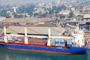 Le terminal à conteneurs de Cotonou vient d’être modernisé avec l’installation de deux portiques de quai début avril. © Bolloré