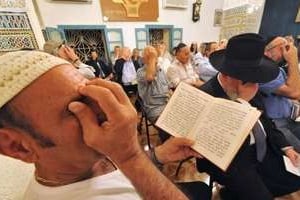 Des juifs prient dans une synagogue à Asjen, près de Ouazzane dans le nord du Maroc, le 9 mai 2012 © AFP