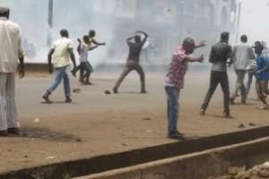 Les deux camps se renvoient la responsabilité des affrontements à Conakry, le 25 avril. © Haby Niakaté / J.A.