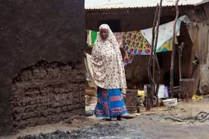 Une femme près de sa maison, à Baga, dans le nord-est du Nigeria. © AFP