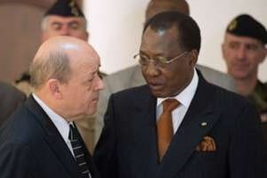 Jean-Yves Le Drian s’entretient avec le président Idriss Déby. © AFP