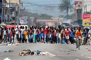 Électeurs mécontents à Koumassi, le 22 avril. © Issouf Sanogo/AFP