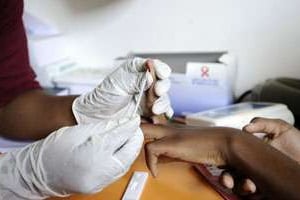 Une infirmière prélève du sang pour effectuer un test HIV. © AFP