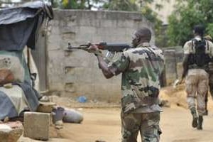 Des soldats des FRCI, en avril 2011 lors des combats contre les forces pro-Gbagbo à Abidjan. © Sia Kambou/AFP