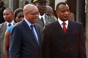 Le président congolais Denis Sassou Nguesso (D) et son homologue sud-africain Jacob Zuma. © AFP
