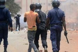 Des policiers arrêtent des manifestants, le 2 mai 2013 à Conakry. © AFP
