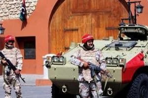Des soldats patrouillent à Tripoli, le 3 mai 2013. © AFP