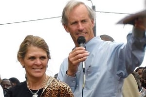 John Coors (avec sa femme Sharna) tentent de collecter 300 millions de dollars pour son fonds d’investissement à destination de l’Afrique. DR