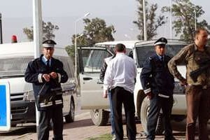 Des forces tunisiennes montant la garde devant le mont Chaambi. © AFP