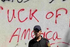 Insultes sur les murs de protection de l’ambassade américaine du Caire, le 12 septembre 2012. © Mohamed Abd el Ghanny/Reuters