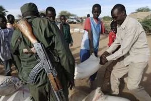 Des soldats maliens renforcent un check-point à Gao le 8 février 2013. © AFP