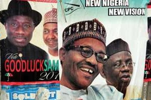 Les affiches électorales des candidats à la présidentielle 2011 au Nigeria. © AFP