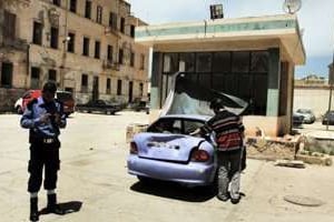 Après l’attaque d’un poste de police à Benghazi, dans l’est de la Libye, le 10 mai 2013. © AFP