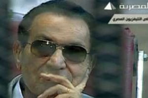 Retransmission du procès de l’ancien président Hosni Moubarak à la télévision, le 11 mai. © AFP