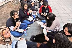 Séance de lecture collective, avenue Bourguiba, à Tunis. © AFP