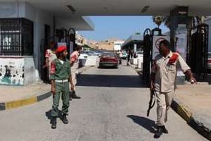 Des forces de sécurité devant un hôpital à Benghazi, le 23 septembre 2012. © AFP