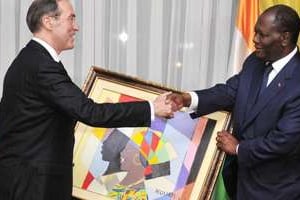 Claude Guéant et Alassane Ouattara, lors d’une visite officielle à Abidjan, le 6 novembre 2011. © SIA KAMBOU / AFP