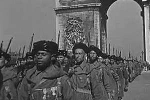 L’armée d’Afrique défile le 14 juillet 1939 sur les Champs Élysées, à Paris. © Ina