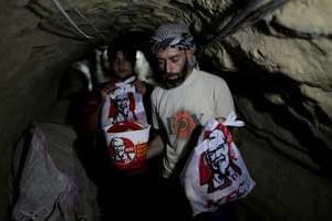 Un contrebandier transportant des menus KFC vers Gaza. © DR