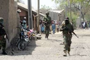 Des militaires nigérians patrouillent à Baga dans l’état de Borno au Nigeria, le 30 avril 2013. © AFP