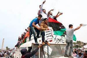Manifestants réclamant la mise à l’écart des ex-cadres du régime déchu, à Tripoli, le 5 mai. © Mahmud Turkia/AFP