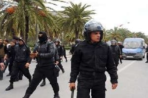 Des policiers anti-émeutes à Tunis, le 19 mai. © AFP