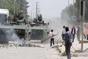 La police lors de heurts avec des salafistes à Ettadhamen, à l’ouest de Tunis, le 19 mai. © AFP